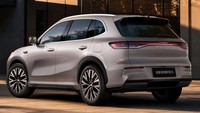 Di bawahnya terdapat aksen berwarna silver berukuran cukup besar yang berfungsi sebagai semacam chin sekaligus rumah intake udara. Geely juga menyiapkan desain velg baru berukuran 18 dan 19 inci. Foto: Geely