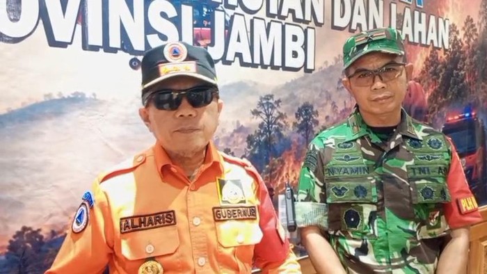 Gubernur Jambi Al Haris usai meninjau karhutla di Jambi