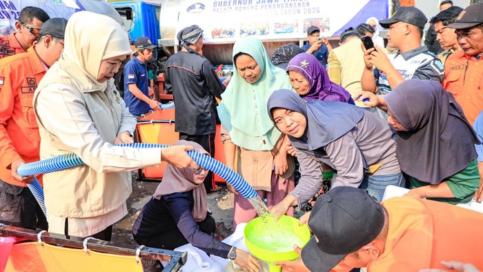 Gubernur Khofifah salurkan air bersih