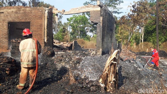Gudang plastik bekas ludes terbakar di Desa Winong, Boyolali, Senin (21/9/2026).