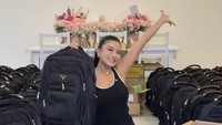 Souvenir yang dibagikan berupa tas jadul besar dengan isi berbagai makeup. Tapi yang gak kalah penting, ada larutan panas dalam dan cireng.  Foto: dok instagram Hanum Mega.