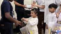 Meski begitu, Hanum Mega, tetap berbagi dengan anak-anak di panti asuhan. Ia mengaku bersyukur karena, bisa terus dikasih rezeki berlimpah sampai usia 26 tahun.  Foto: dok instagram Hanum Mega
