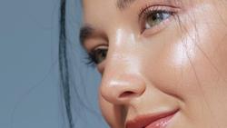Tren Skin Booster Glass Skin, Benarkah Bikin Kulit Glowing? Ini Kata Dokter!