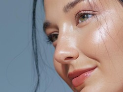 Tren Skin Booster Glass Skin, Benarkah Bikin Kulit Glowing? Ini Kata Dokter!