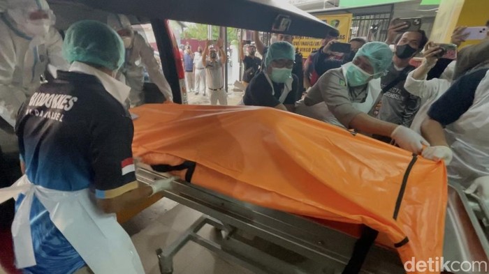 Jenazah korban KM Virgo tiba di RS Bhayangkara Banjarmasin.