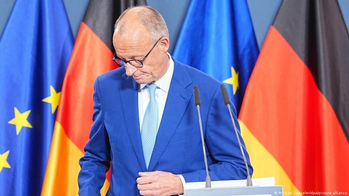 Kanselir Jerman Friedrich Merz usai jumpa pers hasil pemilu di Berlin dan Mecklenburg-Vorpommern, Minggu (20/9) (Michael Kappeler/dpa/picture alliance)