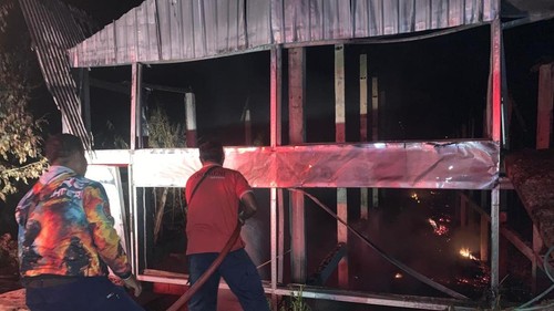 Kandang ayam terbakar di Banjar Dinas Tibudalem, Desa Pujungan, Kecamatan Pupuan, Tabanan, Jumat (18/9/2026) malam. Dok. istimewa