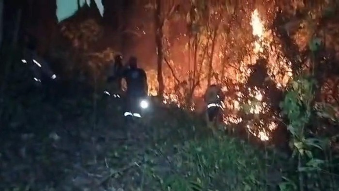 Kebakaran 100 hektar lahan di Polman belum berhasil dipadamkan hingga hari kelima.