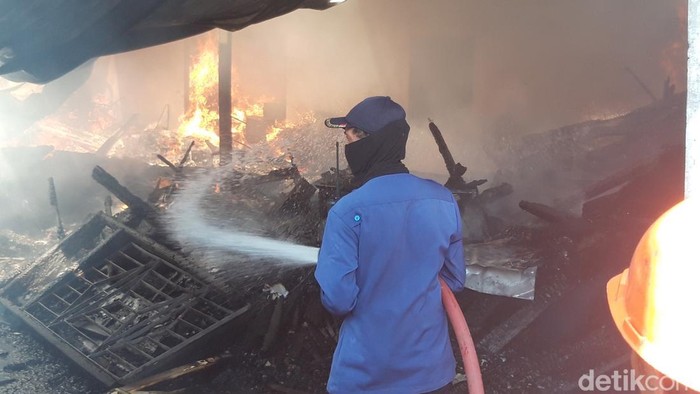 Tim Damkar Boyolali dan relawan berusaha memadamkan api di gudang pabrik meubel, Banyudono, Boyolali Senin (21/9/2026).
