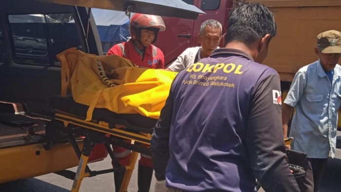 Evakuasi 3 korban tewas kecelakaan motor dan truk di Gempol Pasuruan