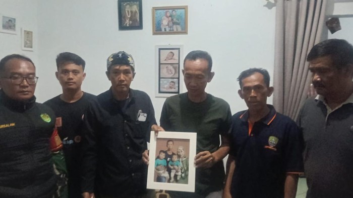 Keluarga Taopik Hidayat warga Sumedang yang merupakan penumpang Kapal Virgo Transport 8.