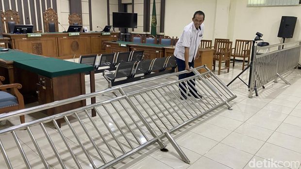 Kericuhan Saat Sidang di PN Semarang Suasana PN Semarang saat sidang pembacaan tuntutan Bupati Sudewo, Senin (21/9/2026).