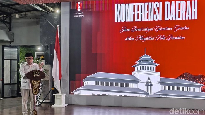 Ketua DPRD Jawa Barat Buky Wibawa saat membuka Konferda GMNI Jabar, Minggu (20/9/2026) malam.