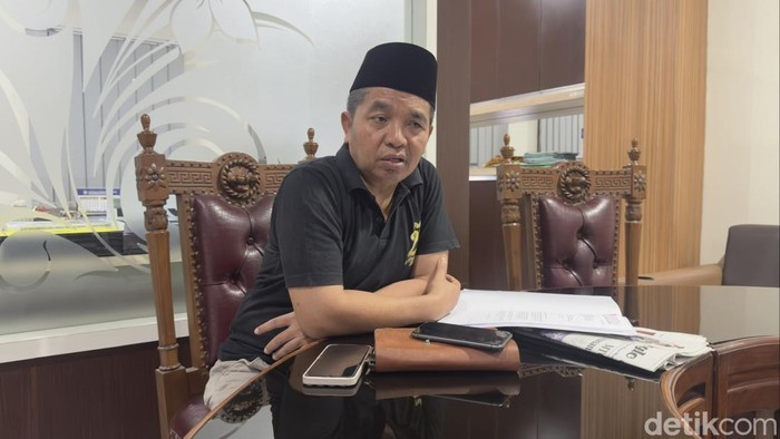 Ketua DPRD Rembang Abdul Rouf saat ditemui wartawan di ruang kerjanya, Senin (21/9/2026).
