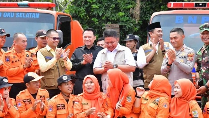 Ketua DPRD Sumsel Andie Dinialdie bersama Gubernur Sumsel Herman Deru saat meninjau Posko Satgas Karhutla OKU Selatan.