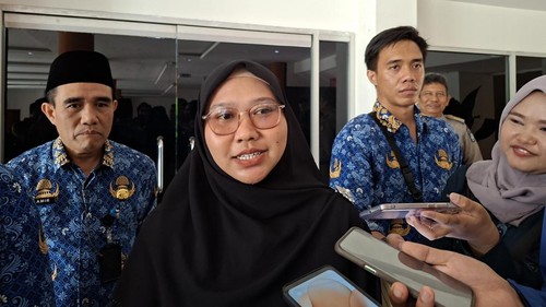 Khairunnisa, qoriah kebanggaan NTB penyabet juara 1 cabang qiraat mujawwad dewasa pada ajang MTQ Nasional ke-31 saat diwawancarai di Mataram, Senin (21/9/2026). (Foto: Ahmad Viqi/detikBali)