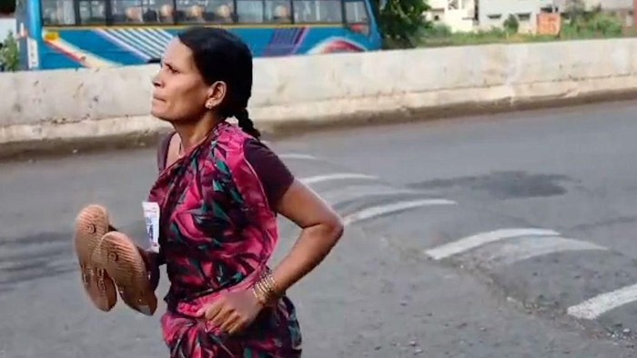 Ramabai Ranveer mengikuti lomba lari sejauh 3 km dengan harapan bisa membawa pulang hadiah uang tunai yang cukup untuk membeli buku bagi putrinya. (Kiran Sakle/BBC)
