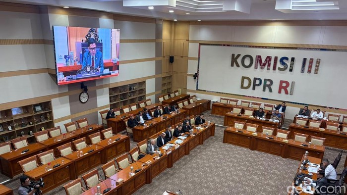 Komisi III DPR menggelar RDPU dengan Erry Riyana membahas RUU Perampasan Aset. Erry soroti lemahnya penelusuran aset hasil korupsi di Indonesia.