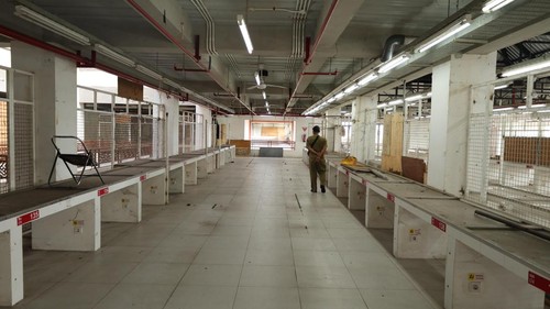 Kondisi di blok A di lantai 4 Pasar Rakyat Gianyar yang sudah kosong dari para pedagang, Senin (21/9/2026). Para pedagang di blok itu dipindahkan karena akan dibangun bioskop. (Aryo Mahendro/detikBali)