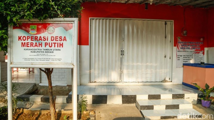Warga beraktivitas di area Kopdes Merah Putih Teluk Pucung, Bekasi, Senin (21/9/2026).