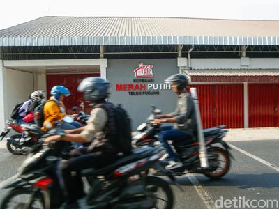 Warga beraktivitas di area Kopdes Merah Putih Teluk Pucung, Bekasi, Senin (21/9/2026).