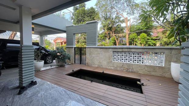 KPK menggeledah lagi rumah mewah milik saksi kasus suap ijon proyek Bupati Bekasi nonaktif, Ade Kuswara Kunang, Yayat Sudrajat (YYS) di Depok. (dok KPK)