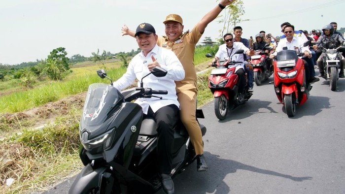 KSP Dudung naik motor mengecek saluran irigasi di Deli Serdang. (dok. Kantor Staf Presiden)