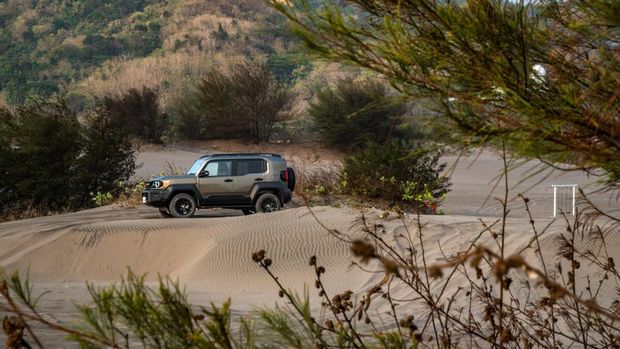Land Cruiser FJ di Gumuk Pasir dites di Gumuk Pasir, DIY
