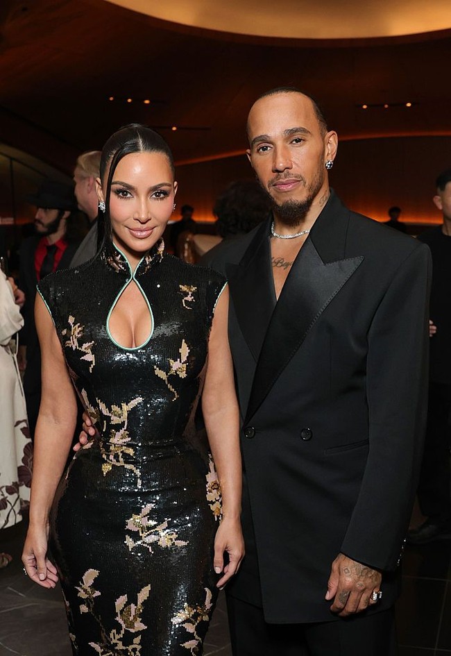 Lewis tampil rapi dengan setelan hitam Saint Laurent rancangan Anthony Vaccarello. Foto: Getty Images for Lucas Museum of/Stefanie Keenan