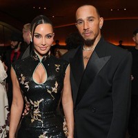 Lewis tampil rapi dengan setelan hitam Saint Laurent rancangan Anthony Vaccarello. Foto: Getty Images for Lucas Museum of/Stefanie Keenan