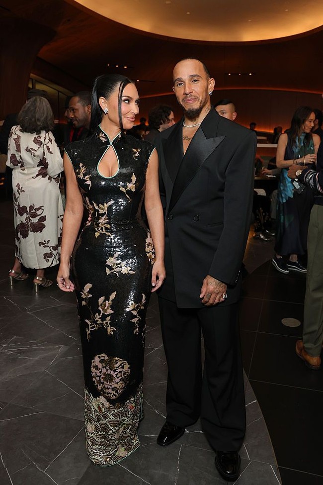 Kim tampil glamor dalam gaun Saint Laurent hitam dan emas rancangan Tom Ford. Gaun dengan detail cutout itu dipadukan dengan rambut yang ditata dalam sanggul elegan, lengkap dengan beberapa helai rambut yang membingkai wajahnya. Foto: Getty Images for Lucas Museum of/Stefanie Keenan