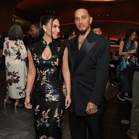 Kim tampil glamor dalam gaun Saint Laurent hitam dan emas rancangan Tom Ford. Gaun dengan detail cutout itu dipadukan dengan rambut yang ditata dalam sanggul elegan, lengkap dengan beberapa helai rambut yang membingkai wajahnya. Foto: Getty Images for Lucas Museum of/Stefanie Keenan