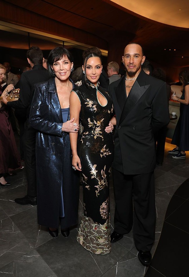 Hubungan asmara mereka tampaknya sudah mendapat restu dari ibu Kim Kardashian, Kris Jenner. Dalam acara yang sama, Lewis, Kim dan Kris tampak foto bersama. Foto: Getty Images for Lucas Museum of/Stefanie Keenan