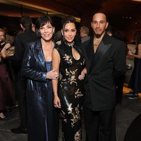 Hubungan asmara mereka tampaknya sudah mendapat restu dari ibu Kim Kardashian, Kris Jenner. Dalam acara yang sama, Lewis, Kim dan Kris tampak foto bersama. Foto: Getty Images for Lucas Museum of/Stefanie Keenan