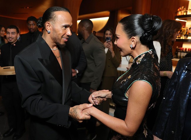 Bisa dibilang, ini menjadi kali pertama mereka tak sungkan memperlihatkan kemesraan di acara high-profile. Keduanya bahkan terlihat saling menyambut dan bergandengan tangan. Foto: Getty Images for Lucas Museum of/Stefanie Keenan