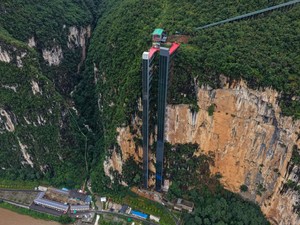 Lift Setinggi 288 Meter Ini Dibangun di Tebing Demi Anak-anak Bisa Sekolah