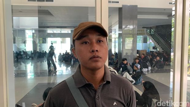 Mahasiswa memasang tenda untuk menginap di kampus menuntut Prof Muzzaki mundur dari jabatan rektor. Mahasiswa memasang tenda untuk menginap di kampus menuntut Prof Muzzaki mundur dari jabatan rektor.