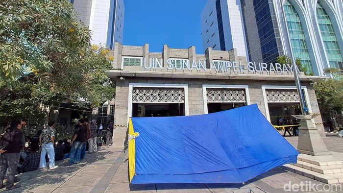 Mahasiswa memasang tenda untuk menginap di kampus menuntut Prof Muzzaki mundur dari jabatan rektor.