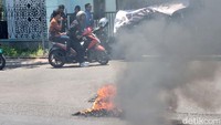 Di salah satu akses keluar kampus, mahasiswa juga melakukan aksi bakar ban. Api yang mulai padam kembali ditambah dengan ban oleh mahasiswa agar tetap menyala.