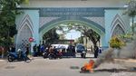 Mahasiswa Demo UINSA Hingga Segel Akses Masuk