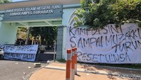Meski demikian, mahasiswa yang hendak masuk maupun keluar kampus masih diperbolehkan melintas. Sementara itu, sejumlah mahasiswa tampak berkumpul di dalam area kampus.