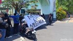 Mahasiswa Demo UINSA Hingga Segel Akses Masuk
