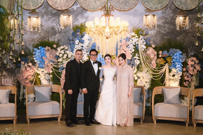 Untuk acara resepsi, Amanda mengenakan gaun off shoulder rancangan Hian Tjen. Gaun warna putih gading ini didesain simpel dan elegan, dengan lace dan mutiara sebagai aksen yang menambah aura romantis. Foto: Instagram/@marlene hariman @arielnoah