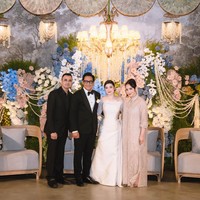 Untuk acara resepsi, Amanda mengenakan gaun off shoulder rancangan Hian Tjen. Gaun warna putih gading ini didesain simpel dan elegan, dengan lace dan mutiara sebagai aksen yang menambah aura romantis. Foto: Instagram/@marlene hariman @arielnoah