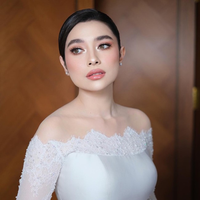 Makeup Amanda Rigby di Hari Pernikahan, Soft Glam dengan Nuansa Peach