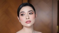 Makeup Amanda Rigby di Hari Pernikahan, Soft Glam dengan Nuansa Peach