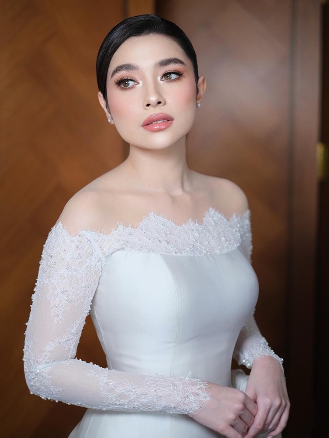 Makeup Amanda Rigby di Hari Pernikahan, Soft Glam dengan Nuansa Peach