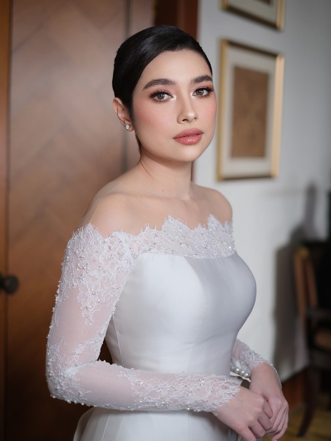 Rona pink-peach di pipi memberi kesan segar sekaligus romantis, sementara semburat warna soft brown dan taupe mempertegas dan menonjolkan mata indah wanita 34 tahun ini. Foto: Instagram/@marlene hariman @arielnoah