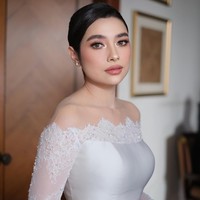 Rona pink-peach di pipi memberi kesan segar sekaligus romantis, sementara semburat warna soft brown dan taupe mempertegas dan menonjolkan mata indah wanita 34 tahun ini. Foto: Instagram/@marlene hariman @arielnoah