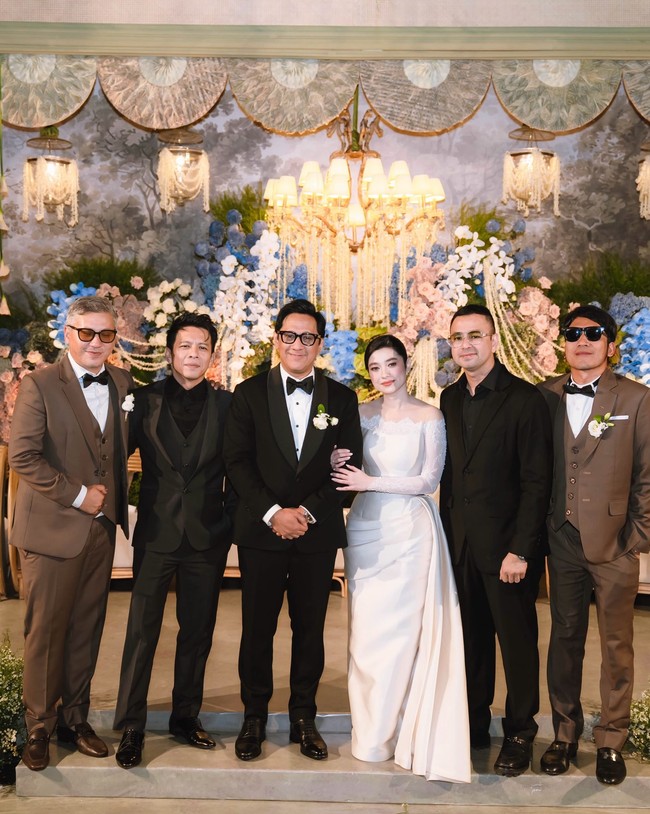 Amanda Rigby resmi menikah dengan komedian Andre Taulany pada Minggu (20/9/2026). Riasan soft glam bernuansa peach mempercantik parasnya. Foto: Instagram/@marlene hariman @arielnoah